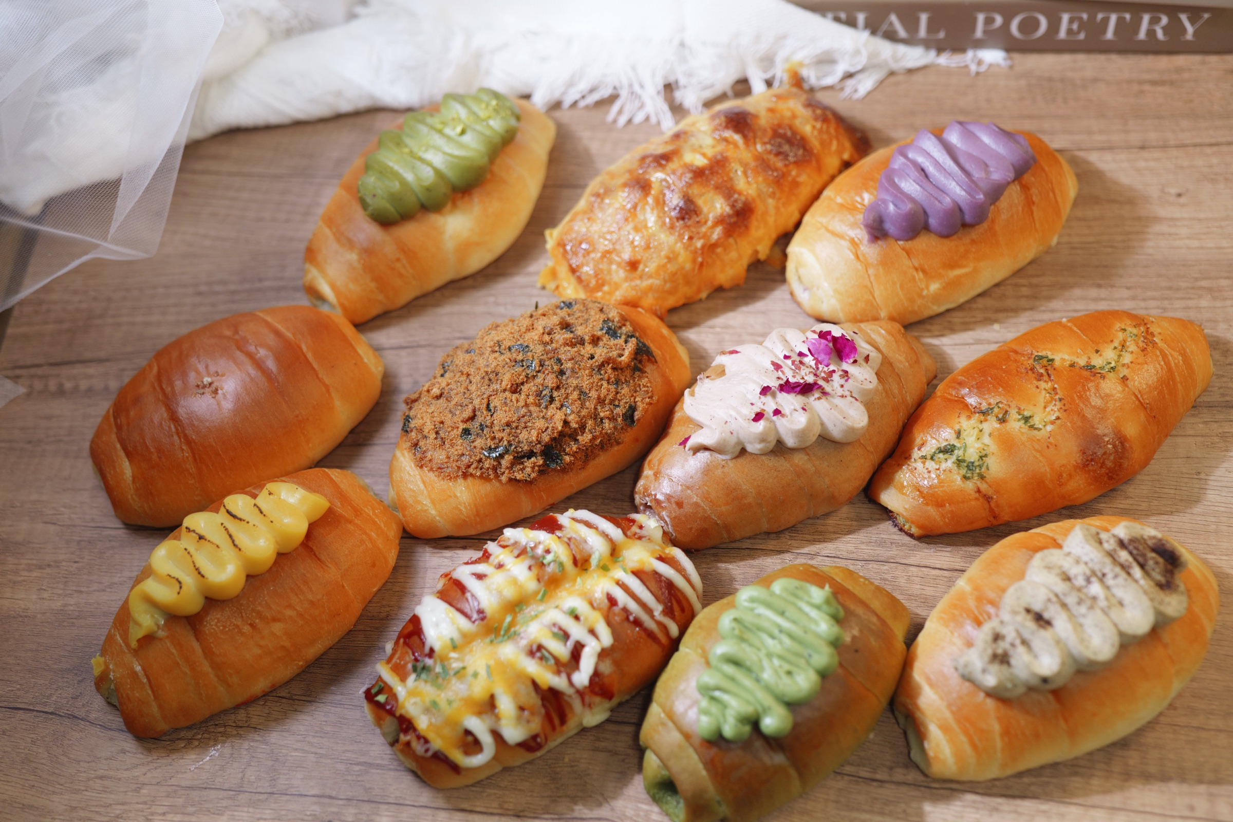 HoneyMe salt bread flavors arranged in a flower pattern — matcha, taro, pork floss, garlic, and more