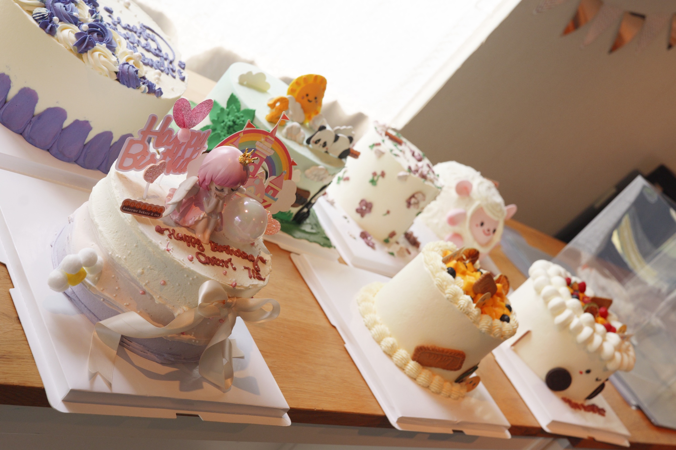HoneyMe display case with custom cakes